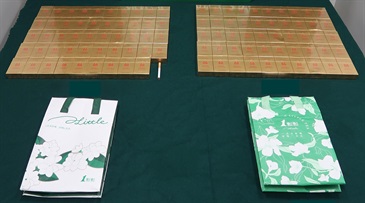 一名五十二岁抵港女旅客因管有未完税香烟及未有向海关人员作出申报，违反《应课税品条例》，今日（八月二十九日）在粉岭裁判法院被判处监禁十四个星期。图示在其携带的保温袋内所检获的未完税香烟。