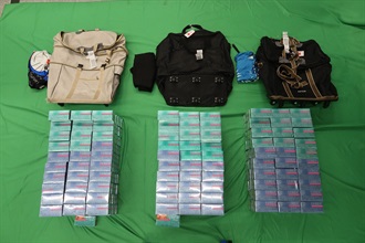 三名入境旅客因进口另类吸烟产品，违反《进出口条例》，今日（九月一日）在西九龙裁判法院均被判处监禁六个月。图示检获的另类吸烟产品。