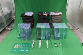 三名入境旅客因进口另类吸烟产品，违反《进出口条例》，今日（九月一日）在西九龙裁判法院均被判处监禁六个月。图示检获的另类吸烟产品。