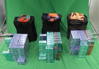三名入境旅客因进口另类吸烟产品，违反《进出口条例》，今日（九月一日）在西九龙裁判法院均被判处监禁六个月。图示检获的另类吸烟产品。