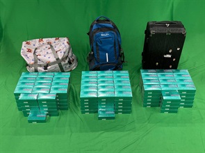 一名二十一岁入境男旅客因进口另类吸烟产品，违反《进出口条例》，今日（九月二日）在西九龙裁判法院被判处监禁六个月。图示检获的另类吸烟产品。