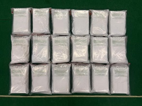 香港海关与香港警务处于今年六月一日至八月三十一日进行代号为「勇击」的大型缉毒行动，重点打击贩毒集团利用航空旅客进行的贩毒活动。行动期间，海关、警务处、内地及海外执法机构共侦破七十四宗毒品案件，并检获约一千二百一十九公斤怀疑毒品，包括大麻、氯胺酮、可卡因、冰毒、海洛英及摇头丸，估计市值超过四亿七千九百万元，并拘捕九十六名怀疑涉案人士。图示部分检获的怀疑毒品。