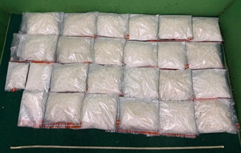 香港海关与香港警务处于今年六月一日至八月三十一日进行代号为「勇击」的大型缉毒行动，重点打击贩毒集团利用航空旅客进行的贩毒活动。行动期间，海关、警务处、内地及海外执法机构共侦破七十四宗毒品案件，并检获约一千二百一十九公斤怀疑毒品，包括大麻、氯胺酮、可卡因、冰毒、海洛英及摇头丸，估计市值超过四亿七千九百万元，并拘捕九十六名怀疑涉案人士。图示部分检获的怀疑毒品。