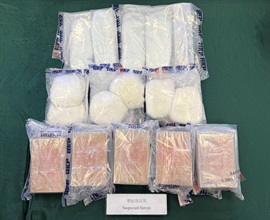 香港海关与香港警务处于今年六月一日至八月三十一日进行代号为「勇击」的大型缉毒行动，重点打击贩毒集团利用航空旅客进行的贩毒活动。行动期间，海关、警务处、内地及海外执法机构共侦破七十四宗毒品案件，并检获约一千二百一十九公斤怀疑毒品，包括大麻、氯胺酮、可卡因、冰毒、海洛英及摇头丸，估计市值超过四亿七千九百万元，并拘捕九十六名怀疑涉案人士。图示部分检获的怀疑毒品。