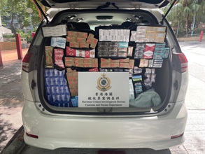 Hong Kong Customs detected a suspected illicit cigarette distribution case in Wong Tai Sin yesterday (September 4), seizing about 52 000 suspected illicit cigarettes with an estimated market value of about $230,000 and a duty potential of about $170,000. One man was arrested. Photo shows the suspected illicit cigarette distribution vehicle detained and some of the suspected illicit cigarettes seized.