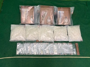 香港海关九月三日在香港国际机场破获一宗空运贩运毒品的案件，检获约十公斤怀疑氯胺酮、约三十三点五克怀疑可卡因、四粒怀疑摇头丸及三个吸食器具，估计市值约四百六十万元，并拘捕一名男子。图示于案件中检获的怀疑毒品。