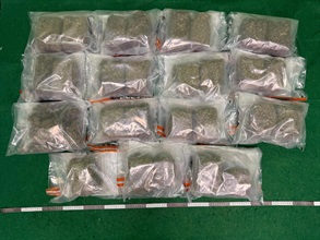 香港海关昨日（九月四日）在香港国际机场破获一宗旅客贩运毒品的案件，检获约14.5公斤怀疑大麻花，估计市值约三百三十万元，并拘捕一名男子。图示于案件中检获的怀疑大麻花。