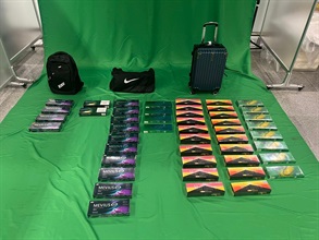 一名入境女旅客因管有未完税香烟以及未有向海关人员作出申报，违反《应课税品条例》，今日（九月六日）在九龙城裁判法院被判处监禁四个月及罚款一千五百元。图示检获的未完税香烟。