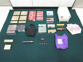 一名五十九岁抵港女旅客因管有未完税香烟和未有向海关人员作出申报，违反《应课税品条例》，今日（九月六日）在粉岭裁判法院被判处监禁六星期及罚款一千五百元。图示检获的未完税香烟。