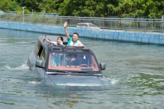Customs YES organised the "Shenzhen Innovation and Technology Exploration Day" on today (September 6). Photo shows Customs YES members visiting the BYD Company Limited's headquarters and experiencing its recent new energy vehicle.
