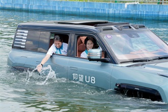 Customs YES organised the "Shenzhen Innovation and Technology Exploration Day" on today (September 6). Photo shows Customs YES members visiting the BYD Company Limited's headquarters and experiencing its recent new energy vehicle.