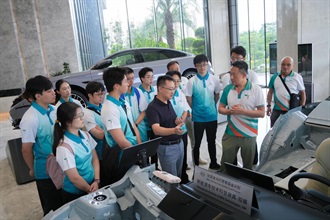 Customs YES organised the "Shenzhen Innovation and Technology Exploration Day" today (September 6). Photo shows Customs YES members visiting the exhibitions in the BYD Company Limited's headquarters.