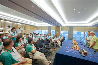 Customs YES organised the "Shenzhen Innovation and Technology Exploration Day" today (September 6). Photo shows Customs YES member visiting the Shenzhen Forms Syntron Information Company Limited and interacting with the director of the Executive Committee of Customs YES and the Director of the Executive Committee of Customs YES, Mr Frank Chow (first right), who is also the Chairman and President of the Shenzhen Forms Syntron Information Company Limited.