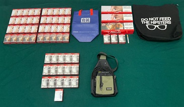 一名八十三岁抵港男旅客因管有一千七百八十一支未完税香烟和未有向海关人员作出申报，违反《应课税品条例》，今日（九月九日）在粉岭裁判法院被判处监禁四星期及罚款一千二百元。图示检获的未完税香烟。