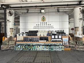 香港海关八月二十六日在葵涌货柜码头侦破一宗涉嫌利用远洋船走私货物往韩国的案件，检获大批怀疑走私货物，包括受管制鲨鱼皮、电子产品及零件和烈酒，估计市值约一亿四千万元。图示检获的怀疑走私货物。