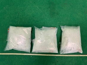 香港海关今日（九月十日）在香港国际机场侦破一宗涉及航空入境旅客的贩毒案件，检获约三公斤怀疑冰毒，估计市值约九十九万元。图示检获的怀疑冰毒。