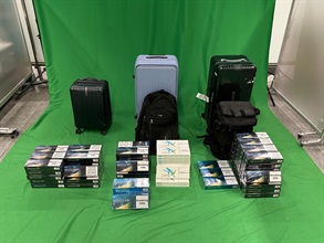 一名四十八岁的抵港男旅客因处理及进口未完税香烟，以及未有向海关人员作出申报，违反《应课税品条例》，今日（九月十一日）在西九龙裁判法院被判处监禁五个月及罚款二千元。图示检获的未完税香烟。