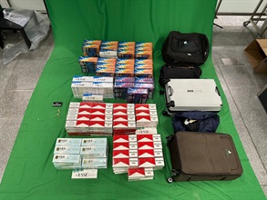 一名三十一岁的抵港男旅客因处理及进口未完税香烟，以及未有向海关人员作出申报，违反《应课税品条例》，今日（九月十一日）在西九龙裁判法院被判处监禁九个月及罚款一千五百元。图示检获的未完税香烟。