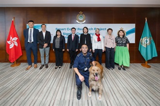香港海关今日（九月十一日）在海关总部大楼与香港城市大学（城大）就搜查犬智能颈圈签署合作备忘录。图示海关助理关长（边境及港口）蒋依莉（后排右四）及其他海关官员与城大代表合照。