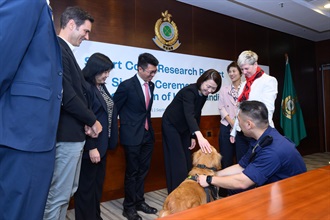 香港海关今日（九月十一日）在海关总部大楼与香港城市大学（城大）就搜查犬智能颈圈签署合作备忘录。图示海关助理关长（边境及港口）蒋依莉（右四）与其他海关官员和香港城市大学代表于签署仪式后与搜查犬互动。