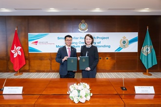 海关助理关长（边境及港口）蒋依莉（右）今日（九月十一日）与香港城市大学副校长（研究）岑浩璋教授（左）就搜查犬智能颈圈签署合作备忘录，以进一步提升搜查犬的执法成效。