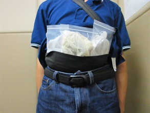 香港海关昨日（九月十日）在落马洲支线管制站检获三只怀疑受管制属濒危物种的活蜥蜴。图示该名男旅客将该批活蜥蜴缠于腰部。