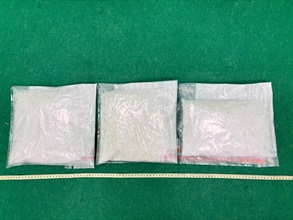 香港海关于九月十二日于香港国际机场侦破一宗行李藏毒的贩毒案件，检获约三公斤怀疑冰毒，估计市值约一百万元。图示于案件中检获的怀疑冰毒。