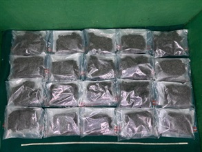 香港海关昨日（九月十三日）在香港国际机场破获一宗旅客贩运毒品的案件，检获约10公斤怀疑大麻花，估计市值约二百一十万元。图示于案件中检获的怀疑大麻花。