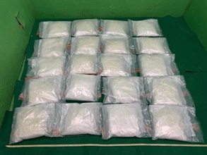 香港海关昨日（九月十七日）在香港国际机场侦破两宗旅客贩运毒品的案件，共检获约四十公斤怀疑氯胺酮及约十五公斤怀疑大麻花，市值共约一千六百万元。图示首宗案件中检获的怀疑氯胺酮。