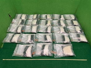 香港海关今日（九月二十三日）在香港国际机场侦破一宗行李藏毒的贩毒案件，检获约二十三公斤怀疑冰毒，市值约七百六十万元。图示检获的怀疑冰毒。