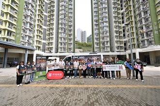 Hong Kong Customs conducted a joint anti-illicit cigarette publicity campaign with members of the Kwun Tong District Council, the Tobacco and Alcohol Control Office of the Department of Health, the Housing Department and the Community Care Team at On Tat Estate in Kwun Tong today (September 26).