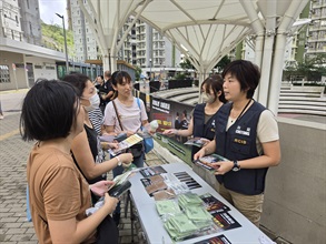 Hong Kong Customs conducted a joint anti-illicit cigarette publicity campaign with members of the Kwun Tong District Council, the Tobacco and Alcohol Control Office of the Department of Health, the Housing Department and the Community Care Team at On Tat Estate in Kwun Tong today (September 26). Photo shows Customs officers introducing residents to the latest amendments to illicit cigarette-related legislation and Customs' enforcement actions against illicit cigarettes.