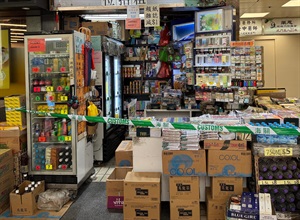 香港海关一连两日（九月二十九日和三十日）采取全港性反私烟执法行动，捣破四个怀疑私烟销售点和一个位于深水埗的怀疑私烟贮存仓库，检获共约一百三十二万支怀疑私烟，估计市值约五百九十四万元，应课税值约四百三十六万元。图示位于葵涌的怀疑私烟销售点。