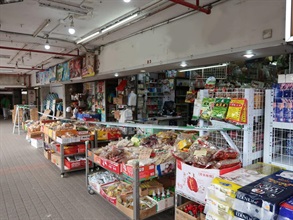 香港海关一连两日（九月二十九日和三十日）采取全港性反私烟执法行动，捣破四个怀疑私烟销售点和一个位于深水埗的怀疑私烟贮存仓库，检获共约一百三十二万支怀疑私烟，估计市值约五百九十四万元，应课税值约四百三十六万元。图示位于观塘的怀疑私烟销售点。