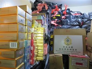 香港海关一连两日（九月二十九日和三十日）采取全港性反私烟执法行动，捣破四个怀疑私烟销售点和一个位于深水埗的怀疑私烟贮存仓库，检获共约一百三十二万支怀疑私烟，估计市值约五百九十四万元，应课税值约四百三十六万元。图示于深水埗怀疑私烟贮存仓库检获的部分怀疑私烟。