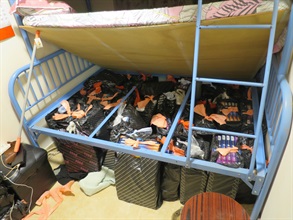 香港海关一连两日（九月二十九日和三十日）采取全港性反私烟执法行动，捣破四个怀疑私烟销售点和一个位于深水埗的怀疑私烟贮存仓库，检获共约一百三十二万支怀疑私烟，估计市值约五百九十四万元，应课税值约四百三十六万元。图示于深水埗怀疑私烟贮存仓库检获的部分怀疑私烟。