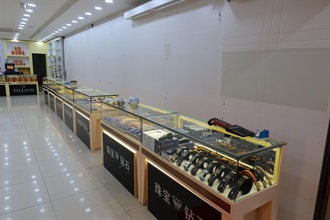 香港海关于九月二十二日至今日（九月三十日）在沙头角和旺角采取特别执法行动，打击售卖冒牌物品活动。图示沙头角中英街一间涉案的店铺。