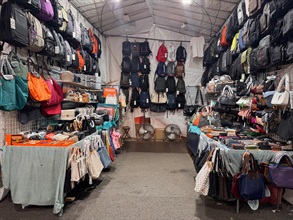 香港海关于九月二十二至今日（九月三十日）在沙头角和旺角采取特别执法行动，打击售卖冒牌物品活动。图示旺角通菜街一个涉案的固定小贩摊档。