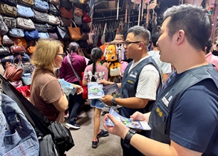 Hong Kong Customs conducted patrols during the Mainland's National Day Golden Week period at popular shopping spots in various districts and reminded traders to comply with the requirements of the Trade Descriptions Ordinance, with a view to safeguarding the rights of local consumers and visitors. Photo shows Customs officers distributing pamphlets at Tung Choi Street, Mong Kok, and reminding a hawker stall trader to comply with the requirements of the TDO.