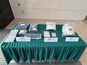 Hong Kong Customs yesterday (October 3) shut down a suspected drug manufacturing centre in Kwai Chung and seized about 2.5 kilograms of suspected cocaine and 293 grams of suspected crack cocaine with a total estimated market value of about $2.1 million. Photo shows the suspected drugs and suspected drug manufacturing paraphernalia seized.