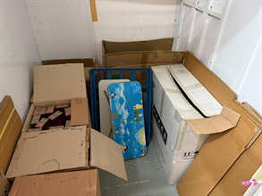 Hong Kong Customs today (October 8) detected two illicit cigarette cases and raided two suspected illicit cigarette storage centres in Kwai Chung and Kwun Tong. About 350 000 suspected illicit cigarettes with an estimated market value of about $1.6 million and a duty potential of about $1.2 million were seized. Three persons suspected to be connected with the cases were arrested. Photo shows a suspected illicit cigarette storage centre in Kwai Chung and some of the suspected illicit cigarettes seized.