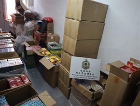 Hong Kong Customs today (October 8) detected two illicit cigarette cases and raided two suspected illicit cigarette storage centres in Kwai Chung and Kwun Tong. About 350 000 suspected illicit cigarettes with an estimated market value of about $1.6 million and a duty potential of about $1.2 million were seized. Three persons suspected to be connected with the cases were arrested. Photo shows a suspected illicit cigarette storage centre in Kwun Tong and some of the suspected illicit cigarettes seized.