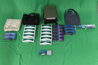 一名三十四岁入境女旅客因处理未完税香烟，未有向海关人员作出申报，违反《应课税品条例》，今日（十月九日）在西九龙裁判法院被判处监禁两个月，缓刑两年，以及罚款二千元。图示检获的未完税香烟。