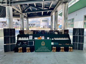 香港海关九月十一日在港珠澳大桥香港口岸检获约三千七百件怀疑冒牌货物及约七万支怀疑私烟，估计市值共约一百七十万元。图示检获的怀疑冒牌货物和怀疑私烟。