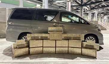 Hong Kong Customs and the New Territories South Traffic Division of the Hong Kong Police Force mounted a joint anti-smuggling operation yesterday (October 13) at the Hong Kong-Zhuhai-Macao Bridge Hong Kong Port and detected two suspected illicit cigarette smuggling cases with about 270 000 duty-not-paid cigarettes seized. The total estimated market value was about $1.4 million and the duty potential was about $880,000. Four men, aged between 28 and 58, were arrested and two private cars involved in the cases were also seized. Photo shows one of the private cars concerned and suspected illicit cigarettes seized.