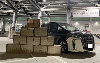 Hong Kong Customs and the New Territories South Traffic Division of the Hong Kong Police Force mounted a joint anti-smuggling operation yesterday (October 13) at the Hong Kong-Zhuhai-Macao Bridge Hong Kong Port and detected two suspected illicit cigarette smuggling cases with about 270 000 duty-not-paid cigarettes seized. The total estimated market value was about $1.4 million and the duty potential was about $880,000. Four men, aged between 28 and 58, were arrested and two private cars involved in the cases were also seized. Photo shows one of the private cars concerned and suspected illicit cigarettes seized.