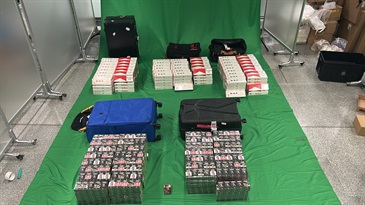 一名三十九岁入境男旅客因进口未完税香烟和未有向海关人员作出申报，违反《应课税品条例》，今日（十月十六日）在西九龙裁判法院被判处监禁九个月及罚款一千元。图示检获的未完税香烟。