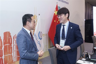 The 35th World Customs Organization Asia/Pacific Regional Contact Points Meeting held by Hong Kong Customs concluded today (October 17). Photo shows the Commissioner of Customs and Excise, Mr Chan Tsz-tat (left), mingling with a participant in the meeting.