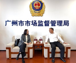 Hong Kong Customs organised an exchange tour about intellectual property rights protection to Guangzhou for the Intellectual Property Rights Protection Alliance (IPRPA) today (October 17). Photo shows the Head of Intellectual Property Investigation Bureau of Hong Kong Customs, Ms Tam Pui-ying (left), exchanging views with the Party Secretary of the Guangzhou Municipal Administration for Market Regulation, Mr Zhao Junming (right), on the enforcement of combating infringing activities.