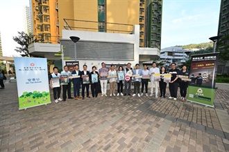 Hong Kong Customs conducted a joint anti-illicit cigarette publicity campaign with Legislative Council Member Mr Ngan Man-yu, members of the Kwun Tong District Council, the Tobacco and Alcohol Control Office of the Department of Health and the Housing Department at On Tai Estate in Kwun Tong today (October 17).